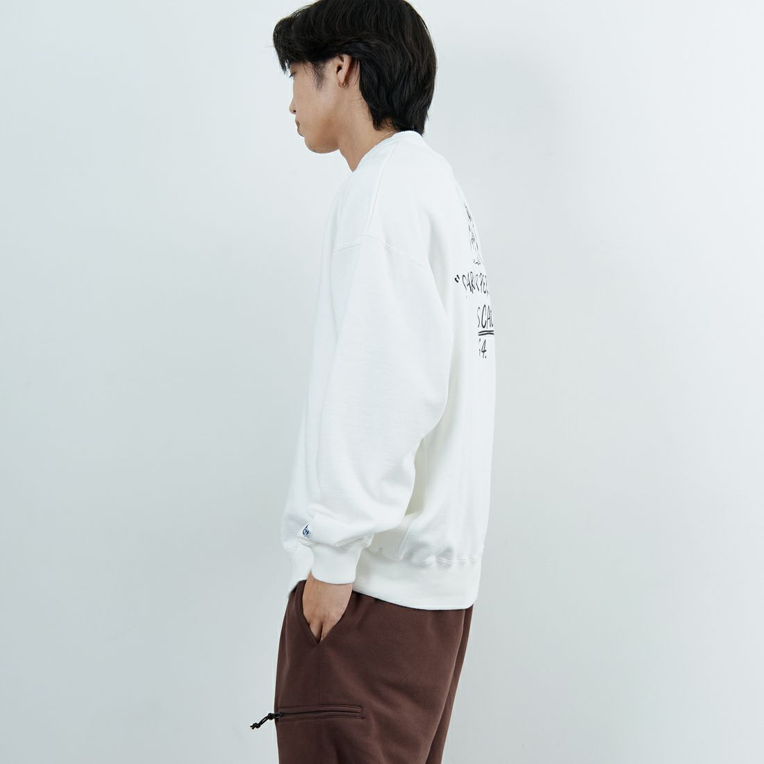 The Endless Summer [エンドレスサマー] 別注 手描き風BUHI バックプリントスウェット [FH-25774500-JF] IVORY &&モデル身長：179cm 着用サイズ：XL&&