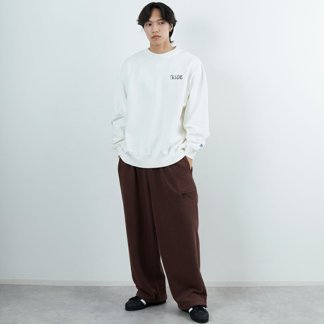 The Endless Summer [エンドレスサマー] 別注 手描き風BUHI バックプリントスウェット [FH-25774500-JF] IVORY &&モデル身長：179cm 着用サイズ：XL&&