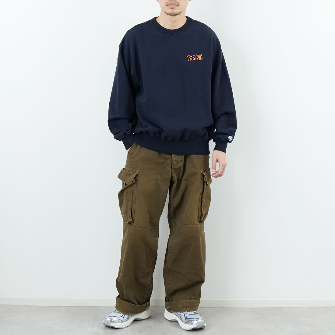 The Endless Summer [エンドレスサマー] 別注 手描き風BUHI バックプリントスウェット [FH-25774500-JF] NAVY &&モデル身長：168cm 着用サイズ：M&&