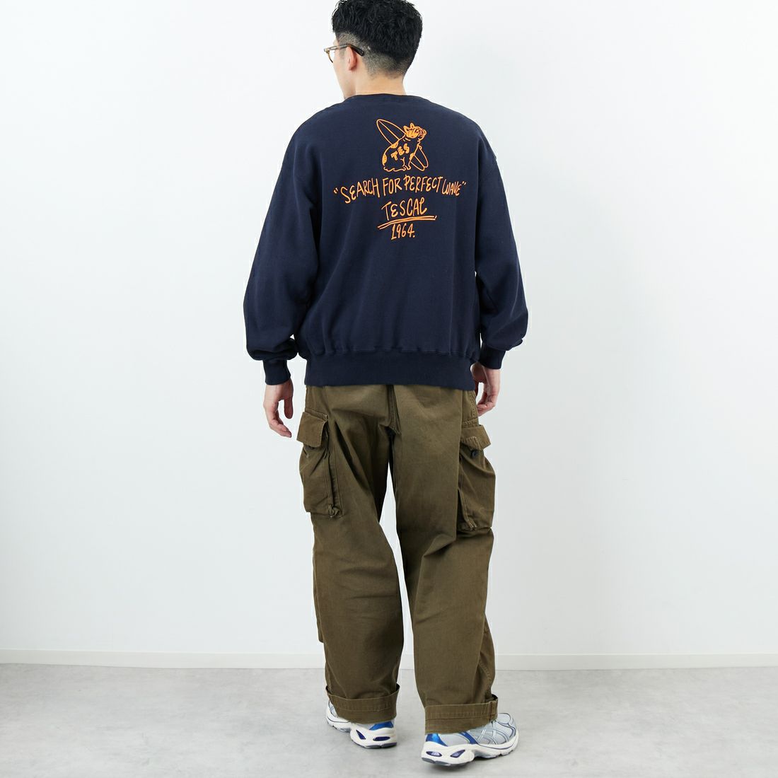 The Endless Summer [エンドレスサマー] 別注 手描き風BUHI バックプリントスウェット [FH-25774500-JF] NAVY &&モデル身長：168cm 着用サイズ：M&&