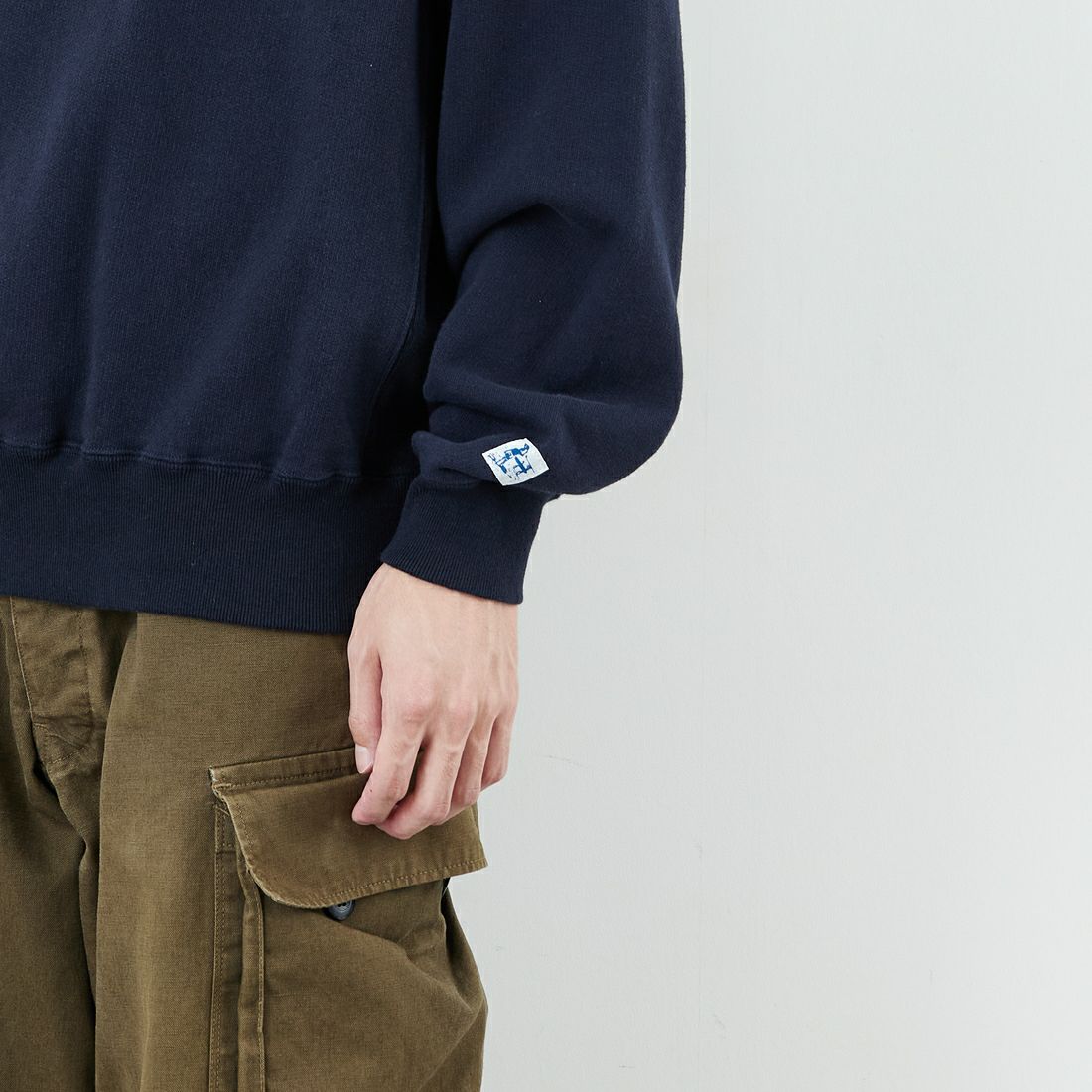 The Endless Summer [エンドレスサマー] 別注 手描き風BUHI バックプリントスウェット [FH-25774500-JF] NAVY &&モデル身長：168cm 着用サイズ：M&&