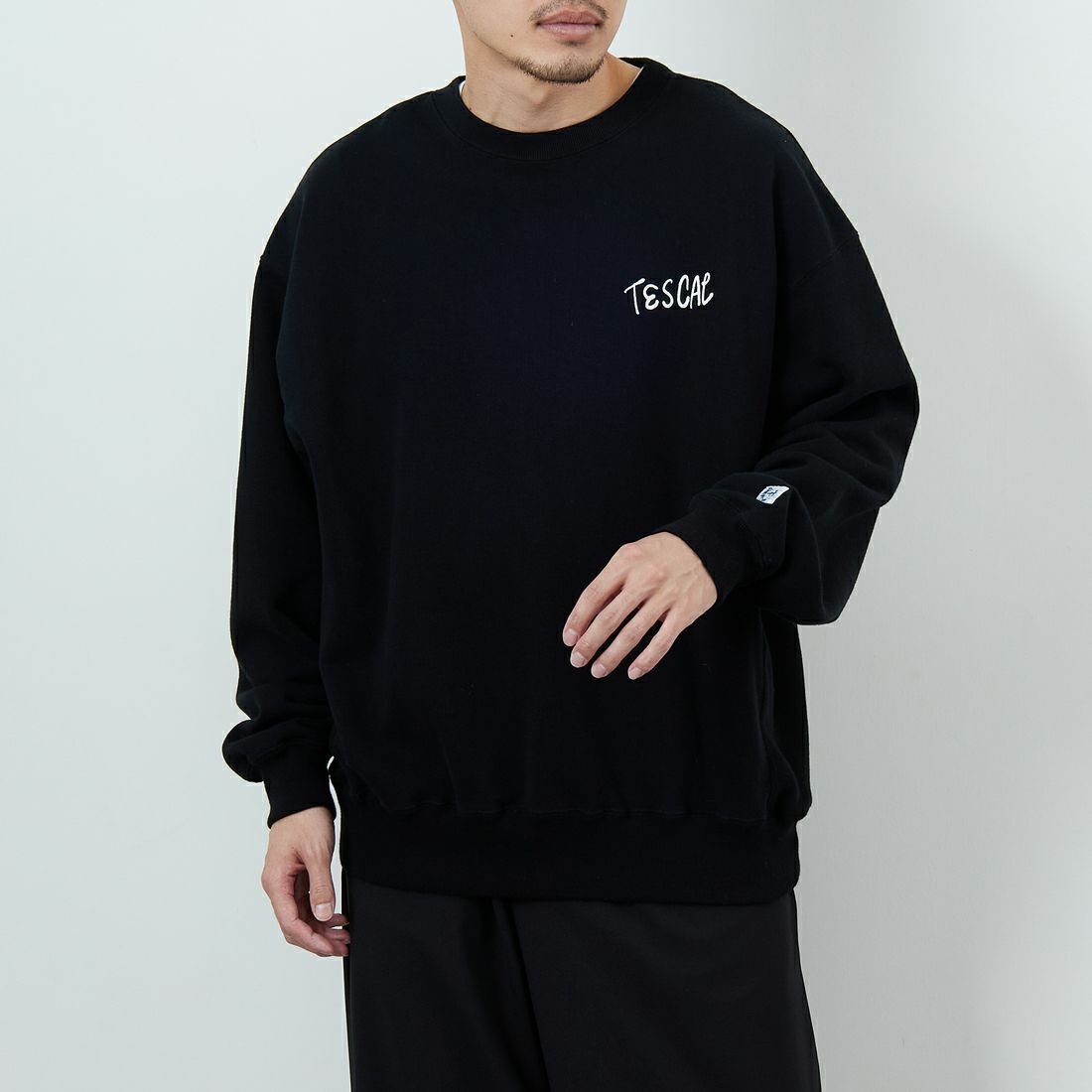 The Endless Summer [エンドレスサマー] 別注 手描き風BUHI バックプリントスウェット [FH-25774500-JF] BLACK &&モデル身長：168cm 着用サイズ：L&&