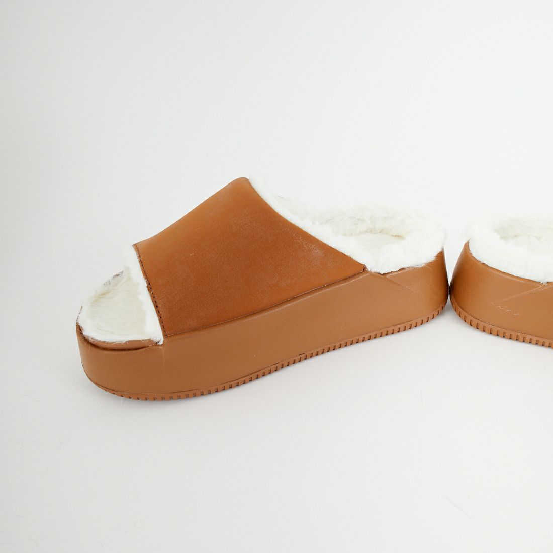 NIKE [ナイキ] カームエレベーションファー スライドサンダル [HV8560] 200 LT BRI