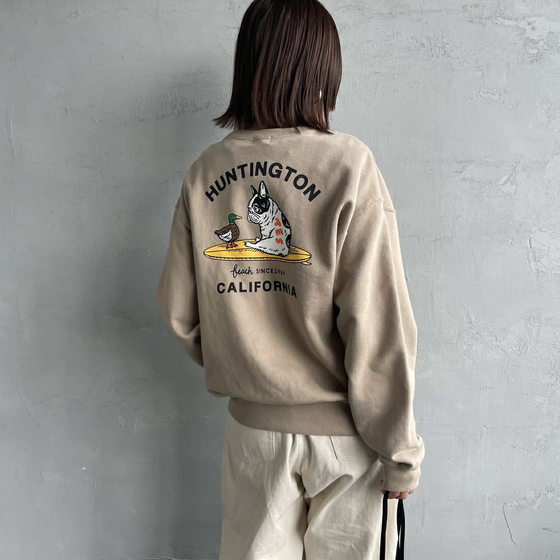 The Endless Summer [エンドレスサマー] 別注 BUHIダック バックプリントスウェット [FH-25774501-JF] &&モデル身長：159cm 着用サイズ：&&