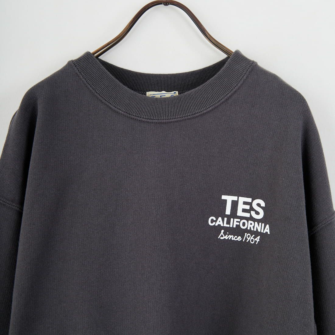 The Endless Summer [エンドレスサマー] 別注 BUHIダック バックプリントスウェット [FH-25774501-JF] CHARCOAL