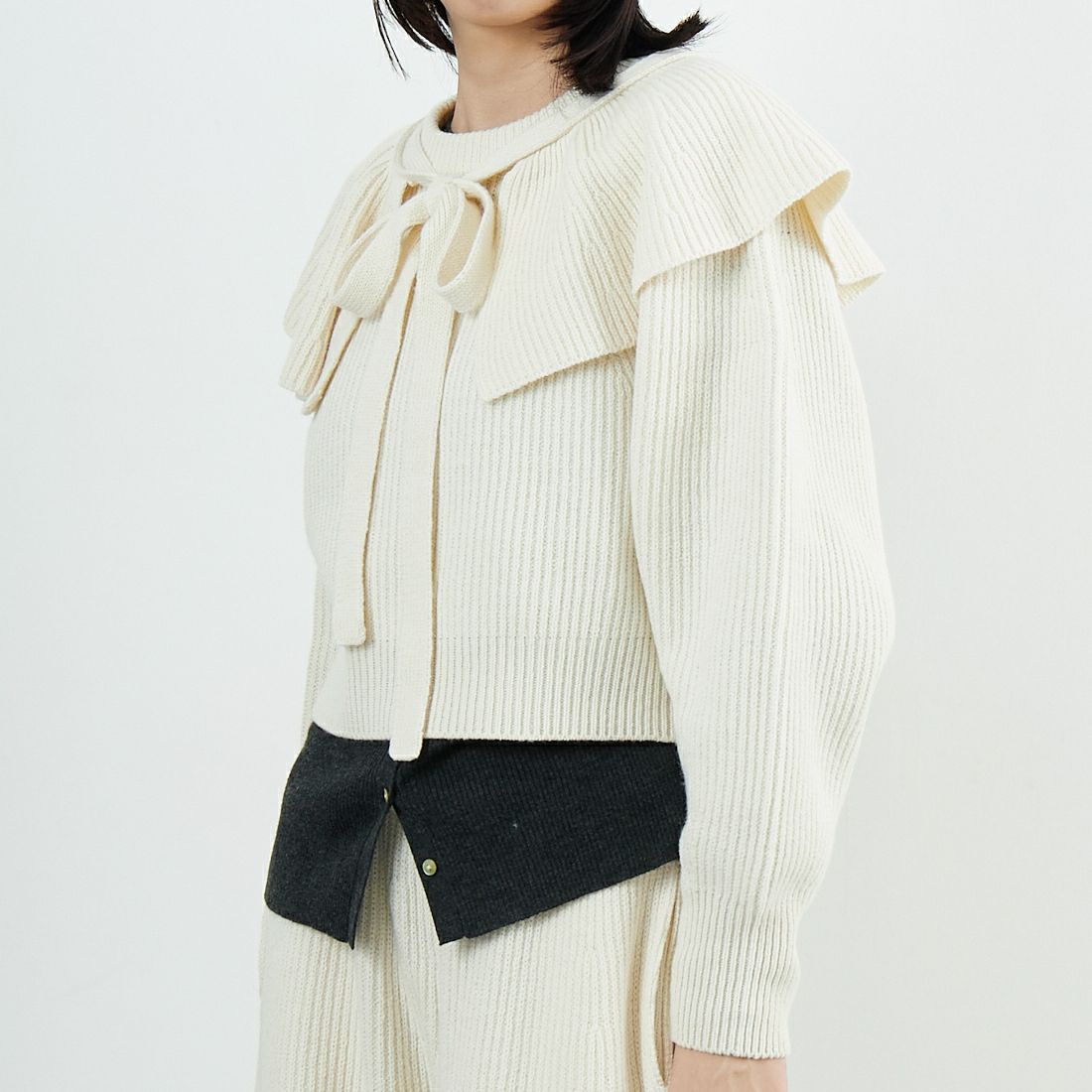 UNFIL [アンフィル] ウーレンコットン&EXファインラムウール リブニットフリルカラー [WVFL-UW125] OFF WHITE &&モデル身長：162cm 着用サイズ：1&&