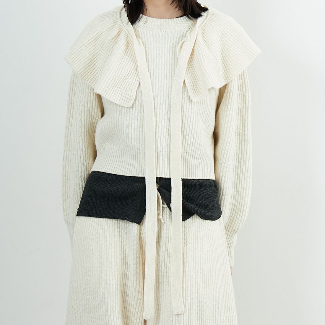 UNFIL [アンフィル] ウーレンコットン&EXファインラムウール リブニットフリルカラー [WVFL-UW125] OFF WHITE &&モデル身長：162cm 着用サイズ：1&&