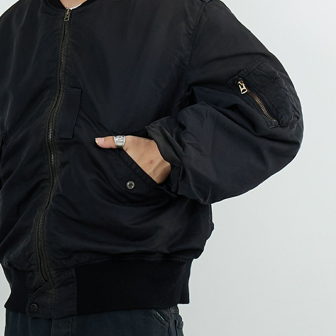 BOW WOW [バウワウ] L-2B エイジドフライトジャケット [BW252-L2FJ] AGED BLACK &&モデル身長：179cm 着用サイズ：L&&