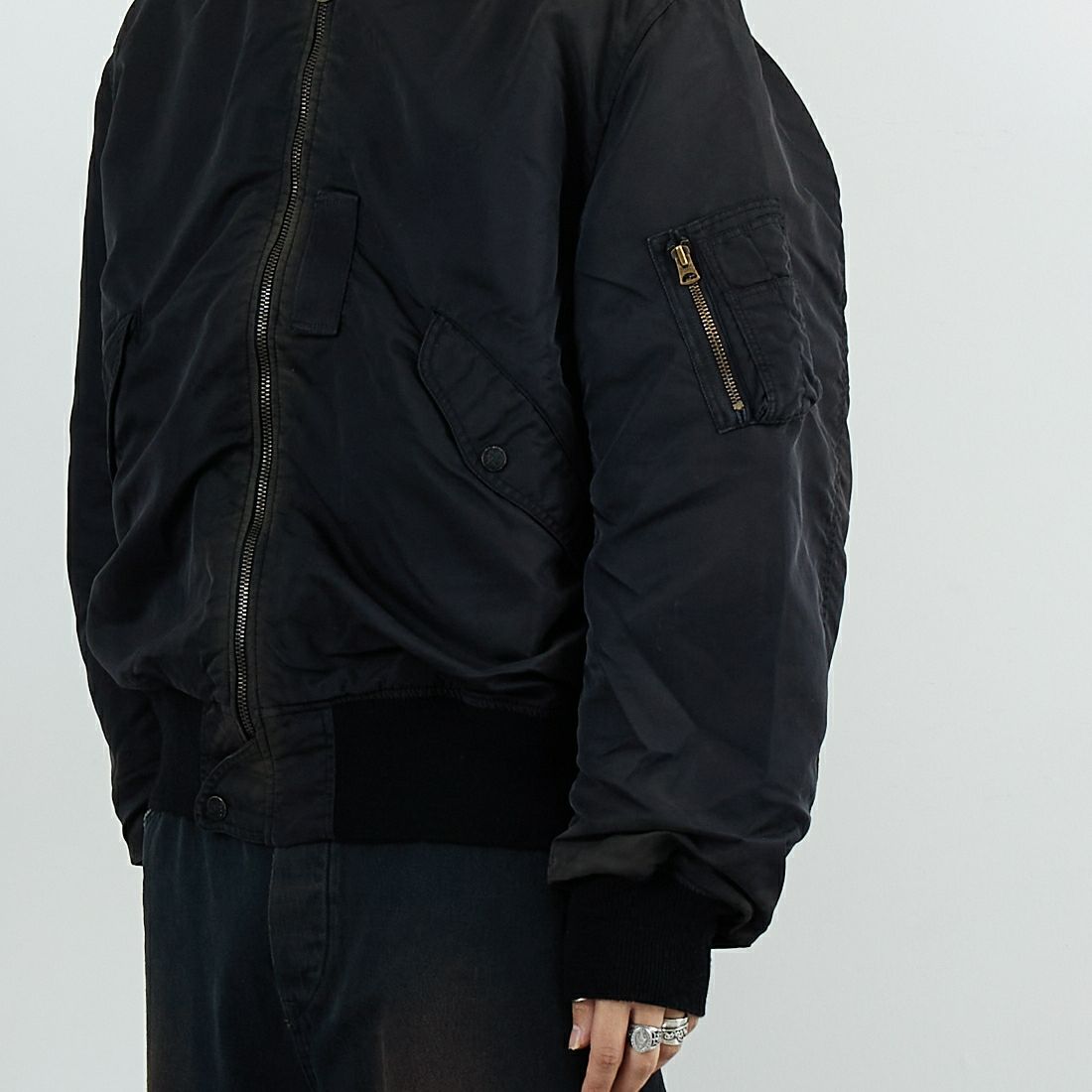 BOW WOW [バウワウ] L-2B エイジドフライトジャケット [BW252-L2FJ] AGED BLACK &&モデル身長：179cm 着用サイズ：L&&