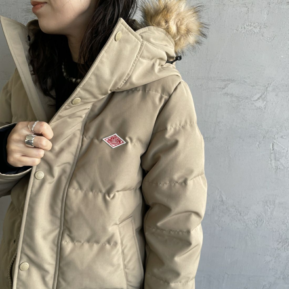 DANTON [ダントン] ショート丈 タッサーダウンジャケット [DT-A0007TPR] LT.BEIGE &&モデル身長：160cm 着用サイズ：M&&