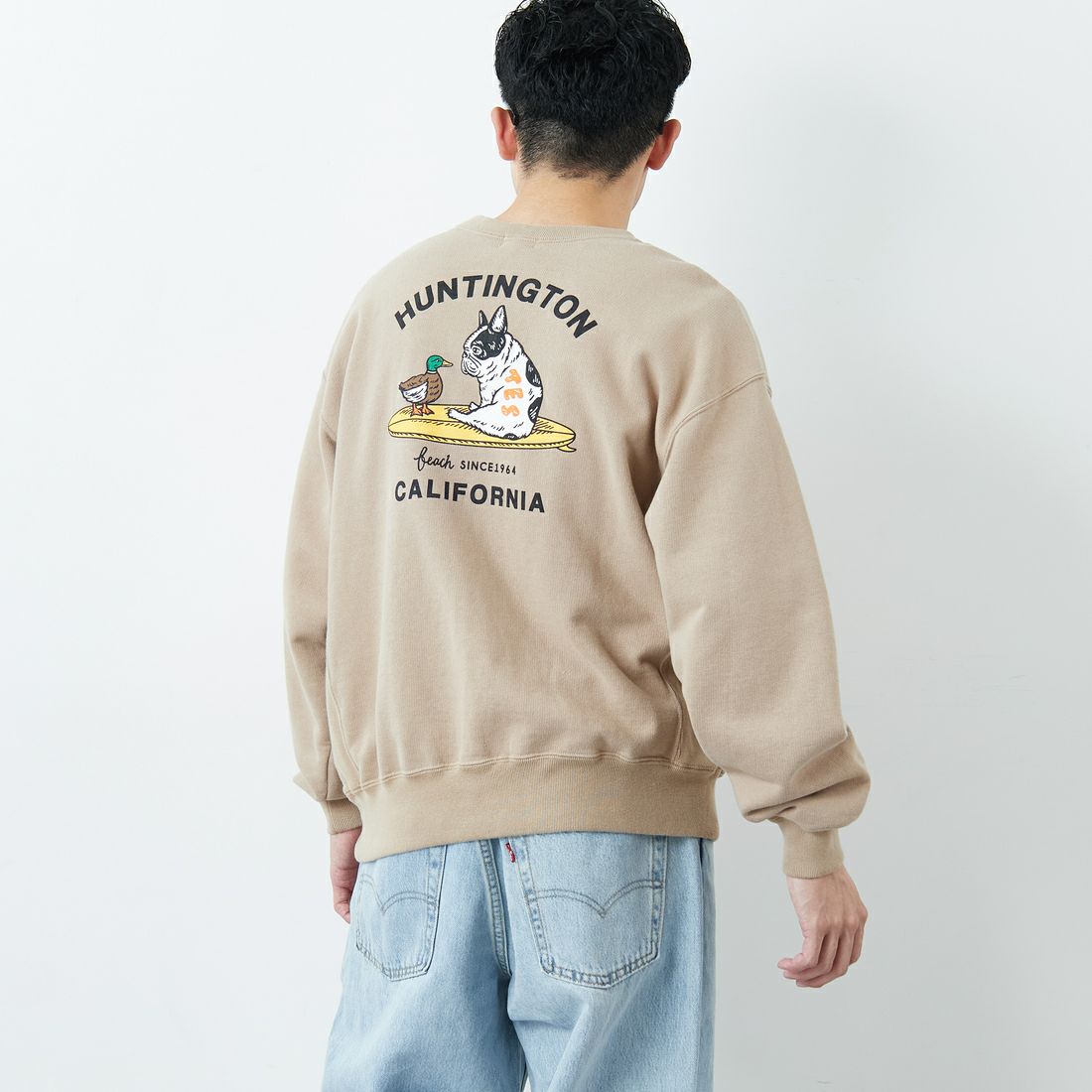 The Endless Summer [エンドレスサマー] 別注 BUHIダック バックプリントスウェット [FH-25774501-JF] BEIGE &&モデル身長：168cm 着用サイズ：M&&
