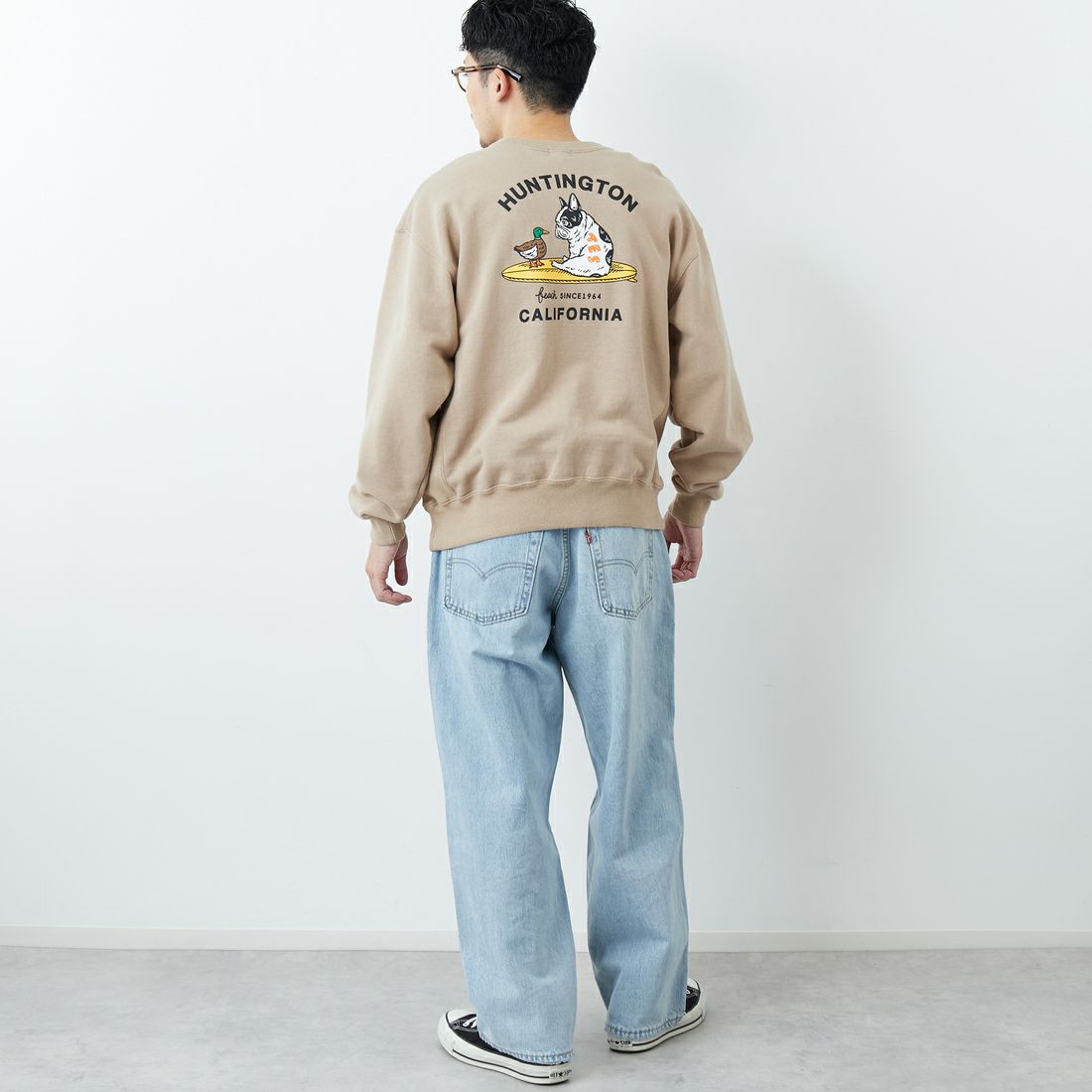 The Endless Summer [エンドレスサマー] 別注 BUHIダック バックプリントスウェット [FH-25774501-JF] BEIGE &&モデル身長：168cm 着用サイズ：M&&