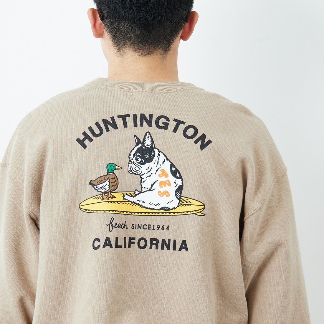 The Endless Summer [エンドレスサマー] 別注 BUHIダック バックプリントスウェット [FH-25774501-JF] BEIGE &&モデル身長：168cm 着用サイズ：M&&