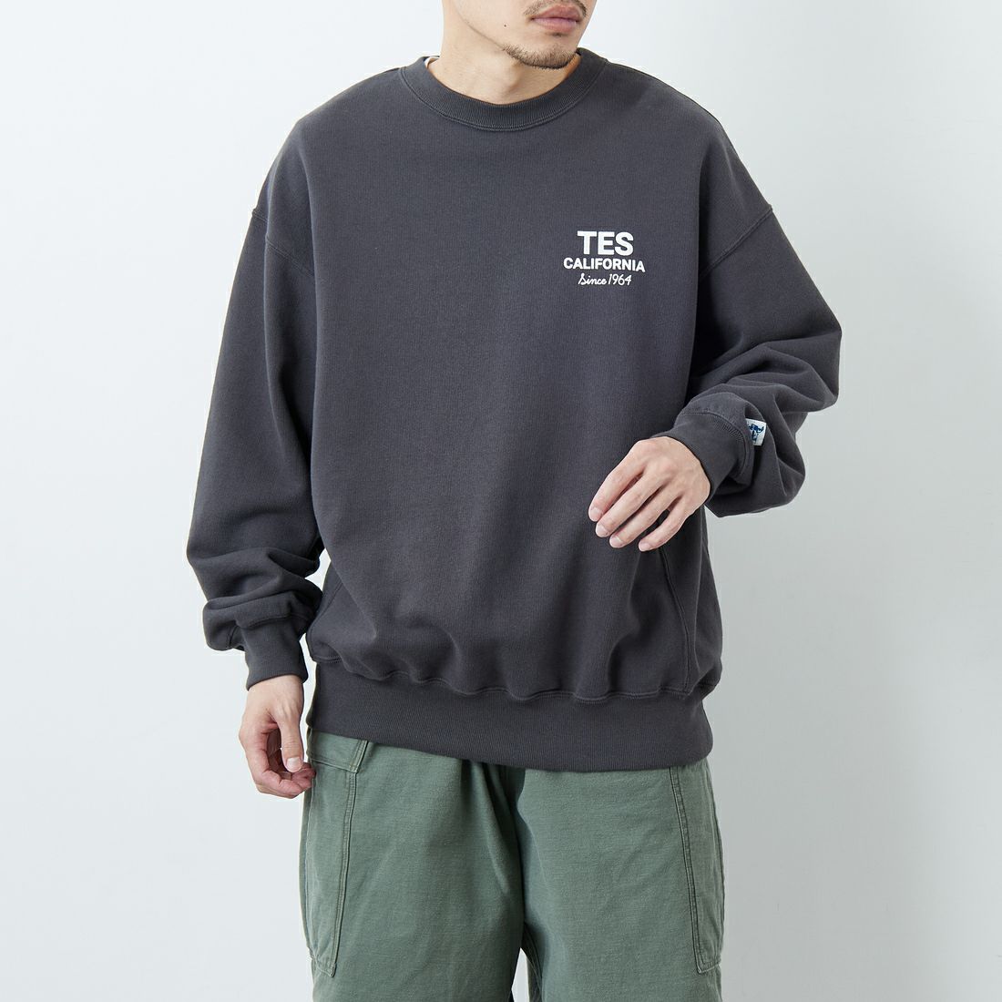 The Endless Summer [エンドレスサマー] 別注 BUHIダック バックプリントスウェット [FH-25774501-JF] CHARCOAL &&モデル身長：168cm 着用サイズ：L&&