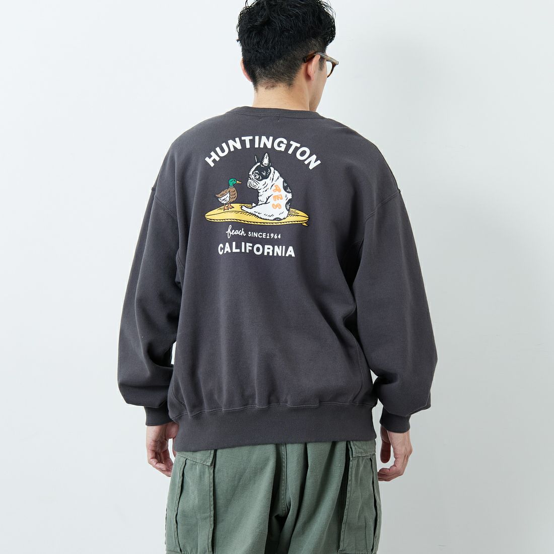 The Endless Summer [エンドレスサマー] 別注 BUHIダック バックプリントスウェット [FH-25774501-JF] CHARCOAL &&モデル身長：168cm 着用サイズ：L&&