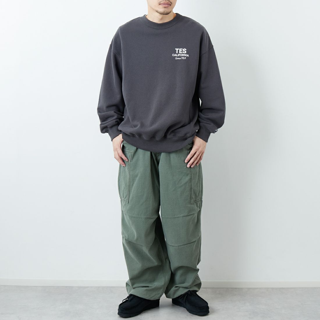 The Endless Summer [エンドレスサマー] 別注 BUHIダック バックプリントスウェット [FH-25774501-JF] CHARCOAL &&モデル身長：168cm 着用サイズ：L&&