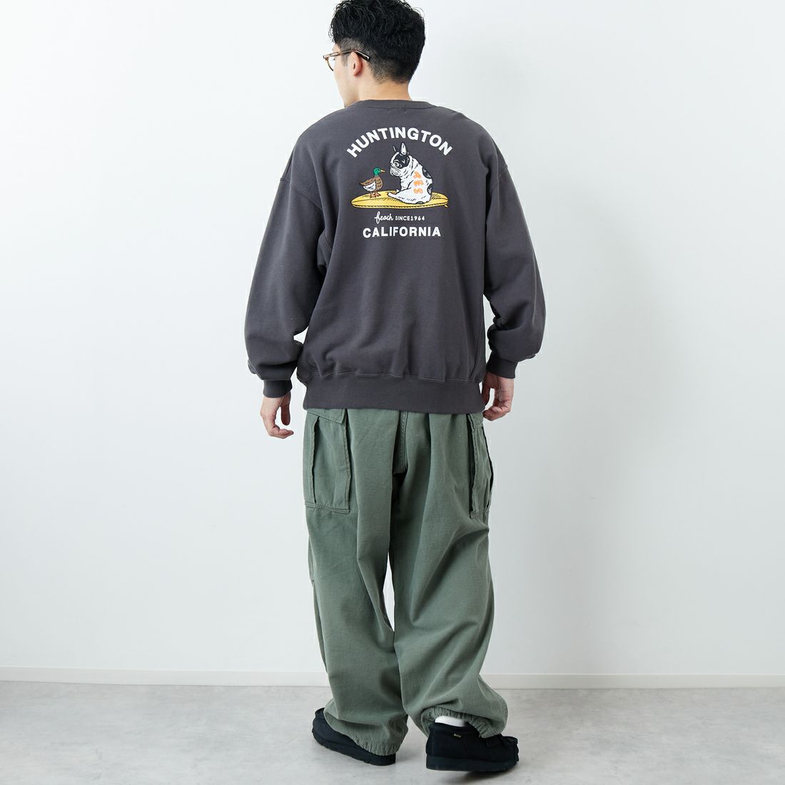 The Endless Summer [エンドレスサマー] 別注 BUHIダック バックプリントスウェット [FH-25774501-JF] CHARCOAL &&モデル身長：168cm 着用サイズ：L&&