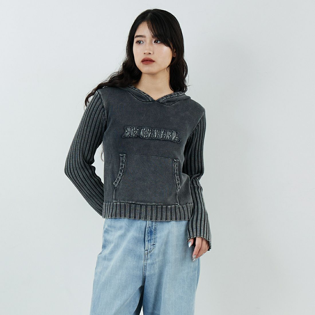 X-girl [エックスガール] フェイデッド ウーブンミックスニットフーディ [105254015011] BLACK &&モデル身長：162cm 着用サイズ：ONE SIZE&&