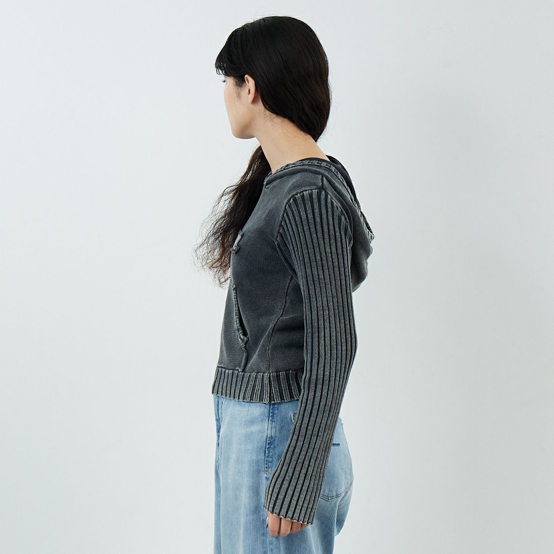 X-girl [エックスガール] フェイデッド ウーブンミックスニットフーディ [105254015011] BLACK &&モデル身長：162cm 着用サイズ：ONE SIZE&&