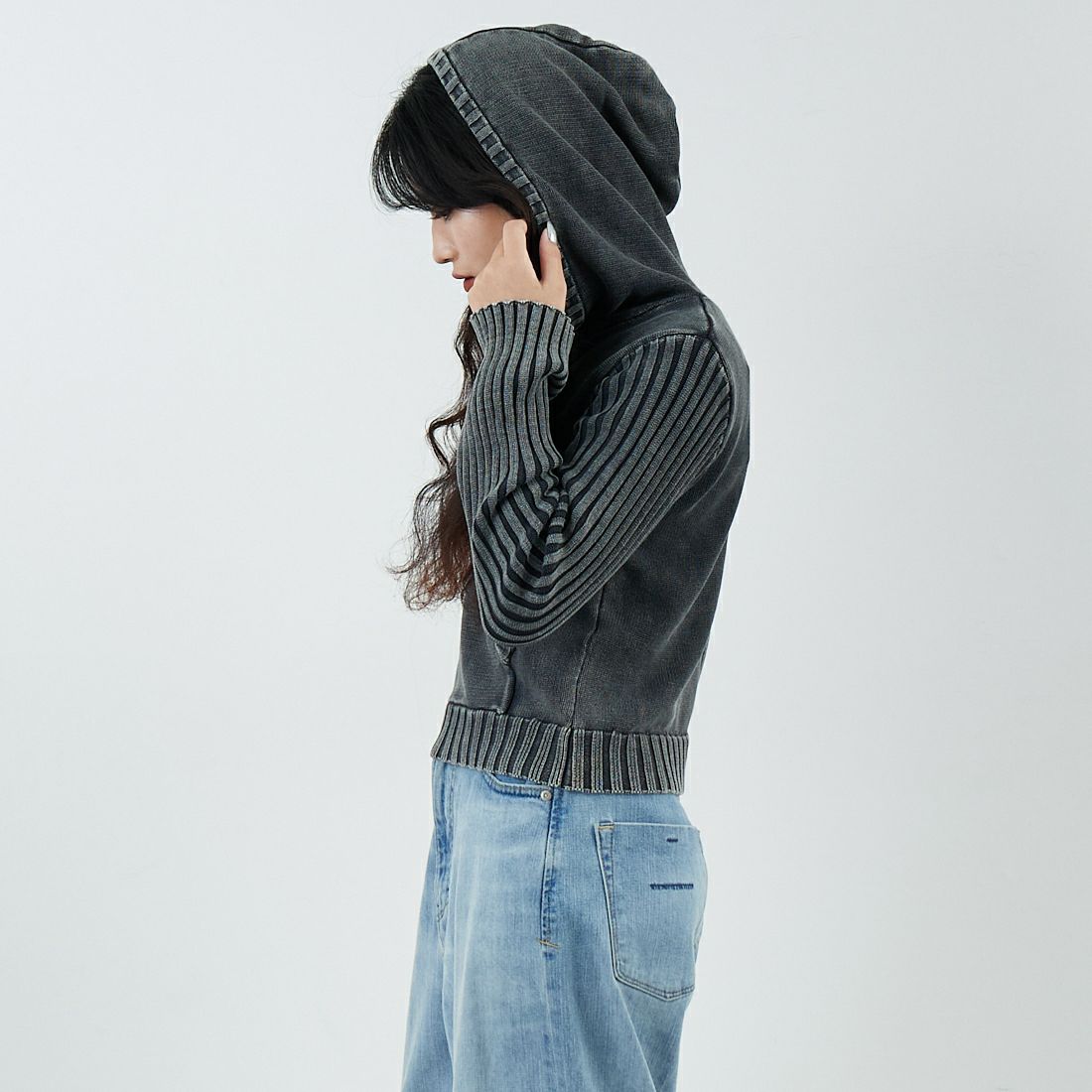 X-girl [エックスガール] フェイデッド ウーブンミックスニットフーディ [105254015011] BLACK &&モデル身長：162cm 着用サイズ：ONE SIZE&&