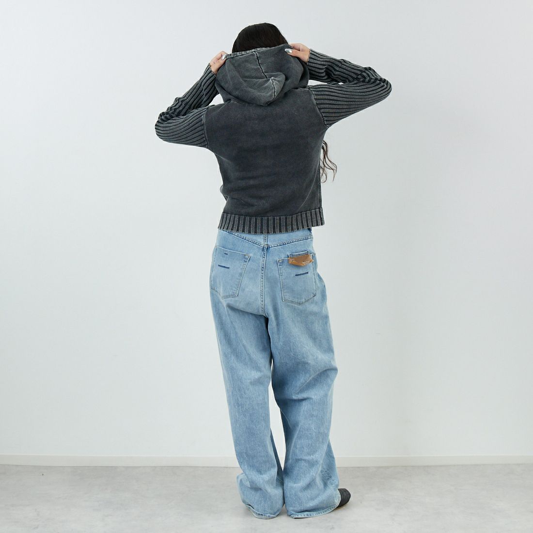 X-girl [エックスガール] フェイデッド ウーブンミックスニットフーディ [105254015011] BLACK &&モデル身長：162cm 着用サイズ：ONE SIZE&&