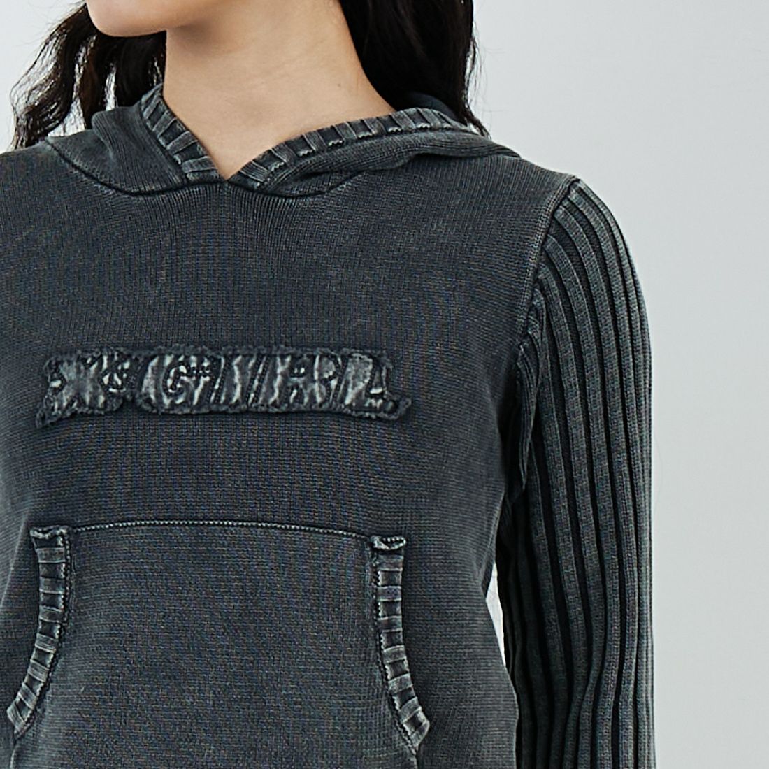 X-girl [エックスガール] フェイデッド ウーブンミックスニットフーディ [105254015011] BLACK &&モデル身長：162cm 着用サイズ：ONE SIZE&&