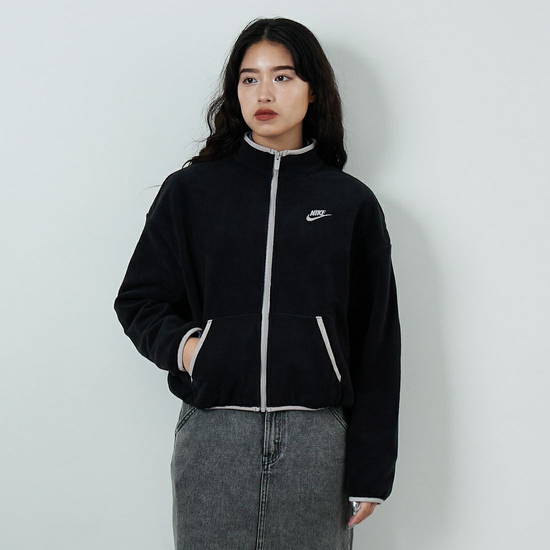NIKE [ナイキ] クラブフリース ルーズフィットコージートラックジャケット [HV2731] 010 BLACK &&モデル身長：162cm 着用サイズ：M&&