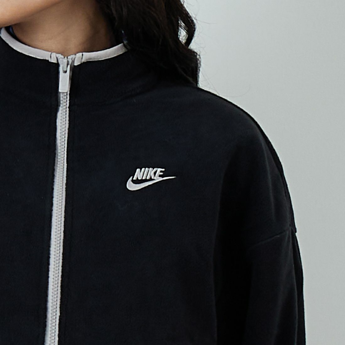 NIKE [ナイキ] クラブフリース ルーズフィットコージートラックジャケット [HV2731] 010 BLACK &&モデル身長：162cm 着用サイズ：M&&