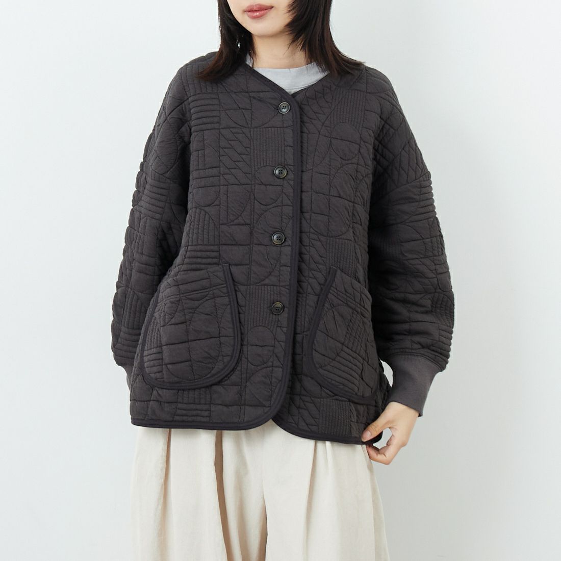 tumugu: [ツムグ] 幾何学キルティングジャケット [TC25404] 88 CHARCOA &&モデル身長：162cm 着用サイズ：F&&