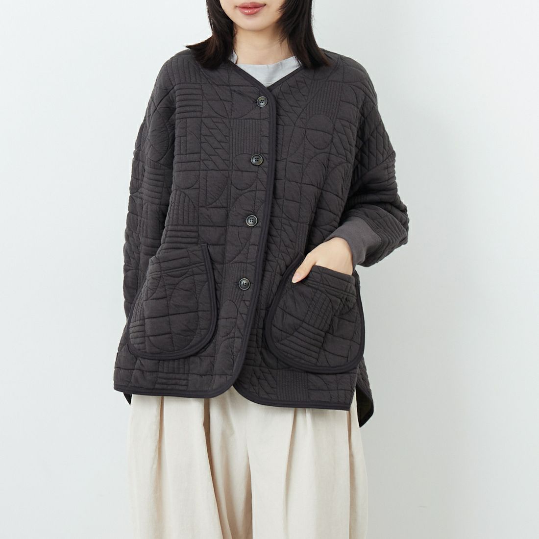 tumugu: [ツムグ] 幾何学キルティングジャケット [TC25404] 88 CHARCOA &&モデル身長：162cm 着用サイズ：F&&