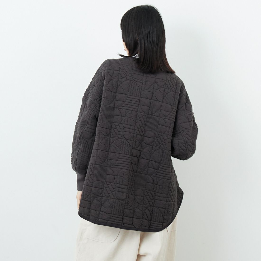 tumugu: [ツムグ] 幾何学キルティングジャケット [TC25404] 88 CHARCOA &&モデル身長：162cm 着用サイズ：F&&