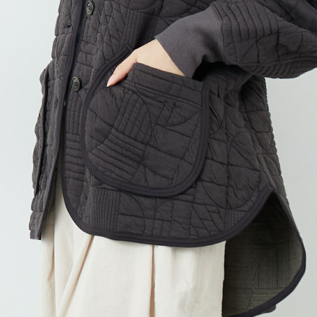 tumugu: [ツムグ] 幾何学キルティングジャケット [TC25404] 88 CHARCOA &&モデル身長：162cm 着用サイズ：F&&