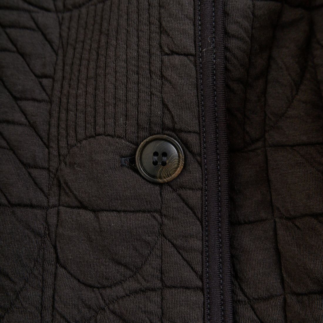 tumugu: [ツムグ] 幾何学キルティングジャケット [TC25404] 88 CHARCOA