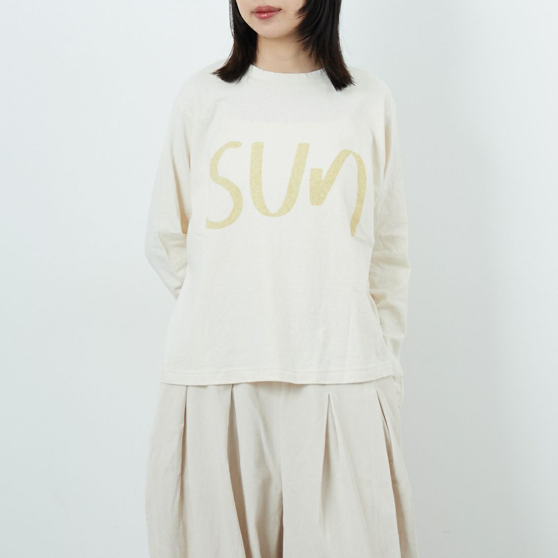 tumugu: [ツムグ] ラフィ天竺 長袖プリントTシャツ [TC25401] 06 KINARI &&モデル身長：162cm 着用サイズ：F&&