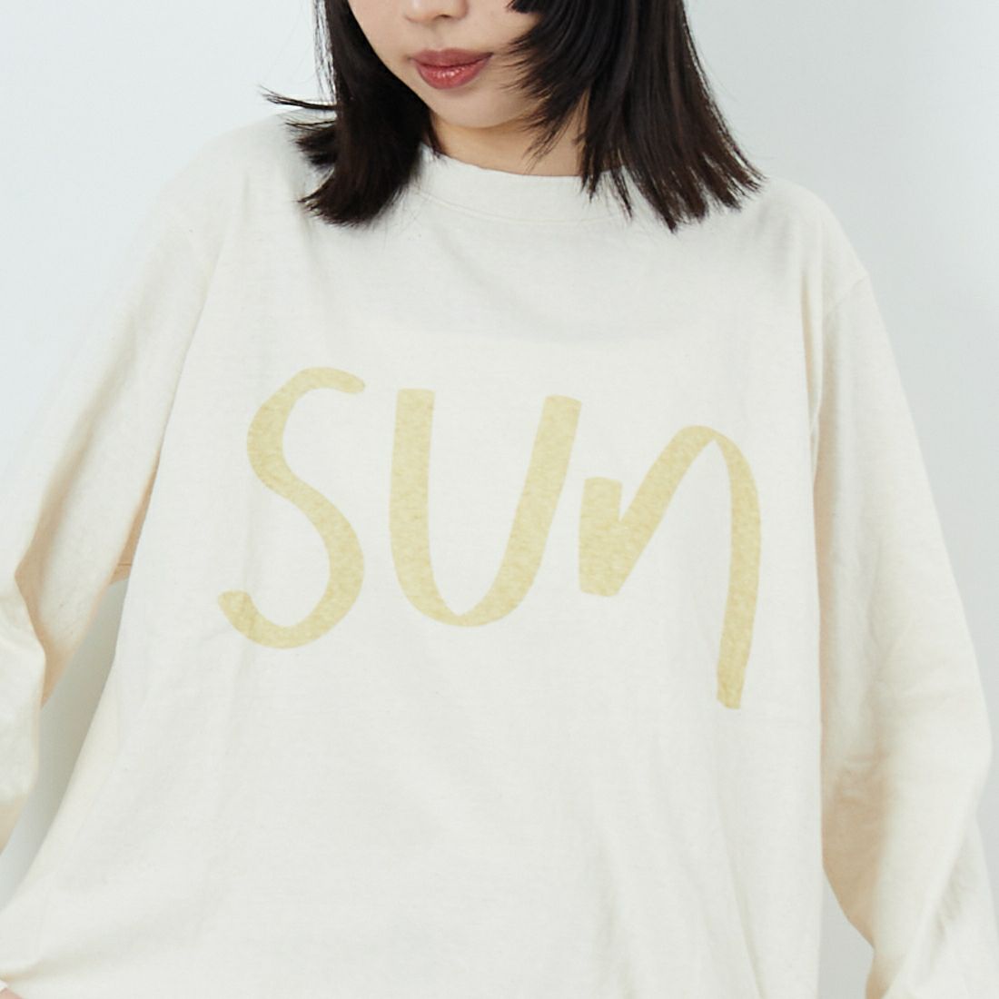 tumugu: [ツムグ] ラフィ天竺 長袖プリントTシャツ [TC25401] 06 KINARI &&モデル身長：162cm 着用サイズ：F&&