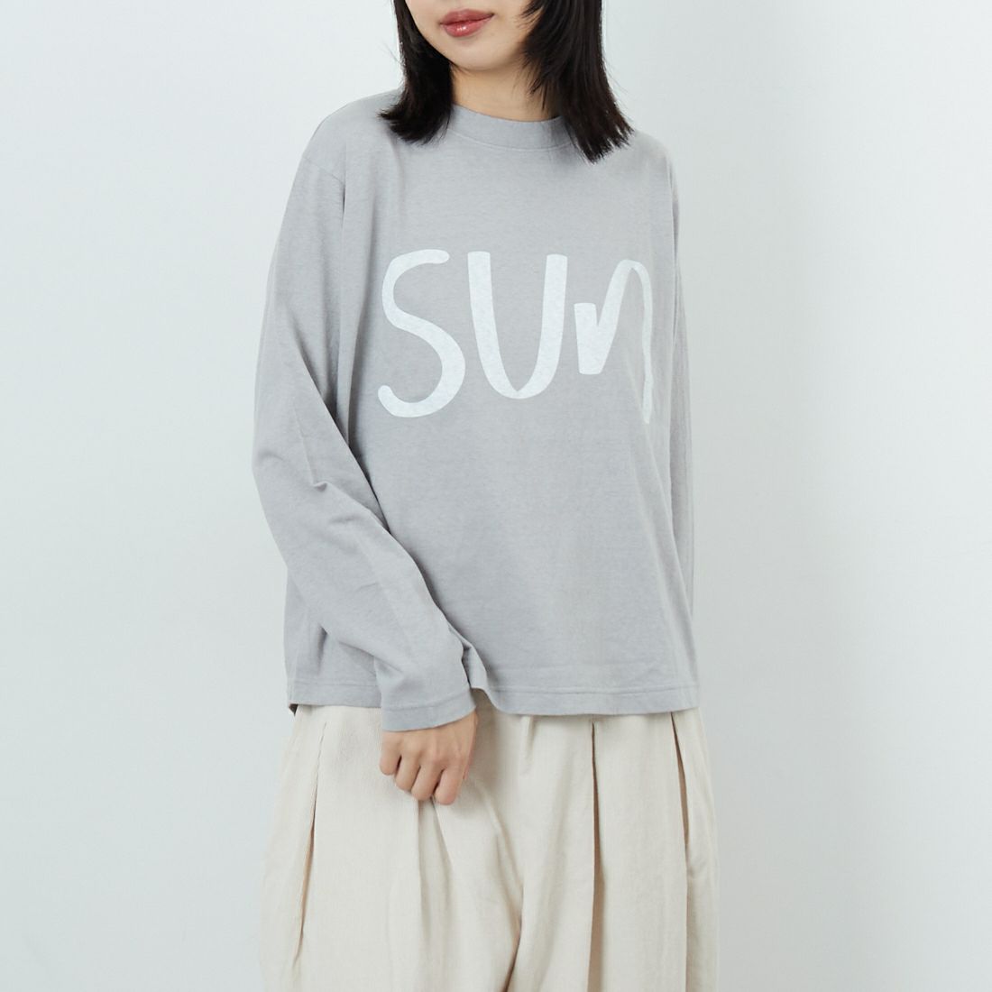 tumugu: [ツムグ] ラフィ天竺 長袖プリントTシャツ [TC25401] 80 L.GRAY &&モデル身長：162cm 着用サイズ：F&&