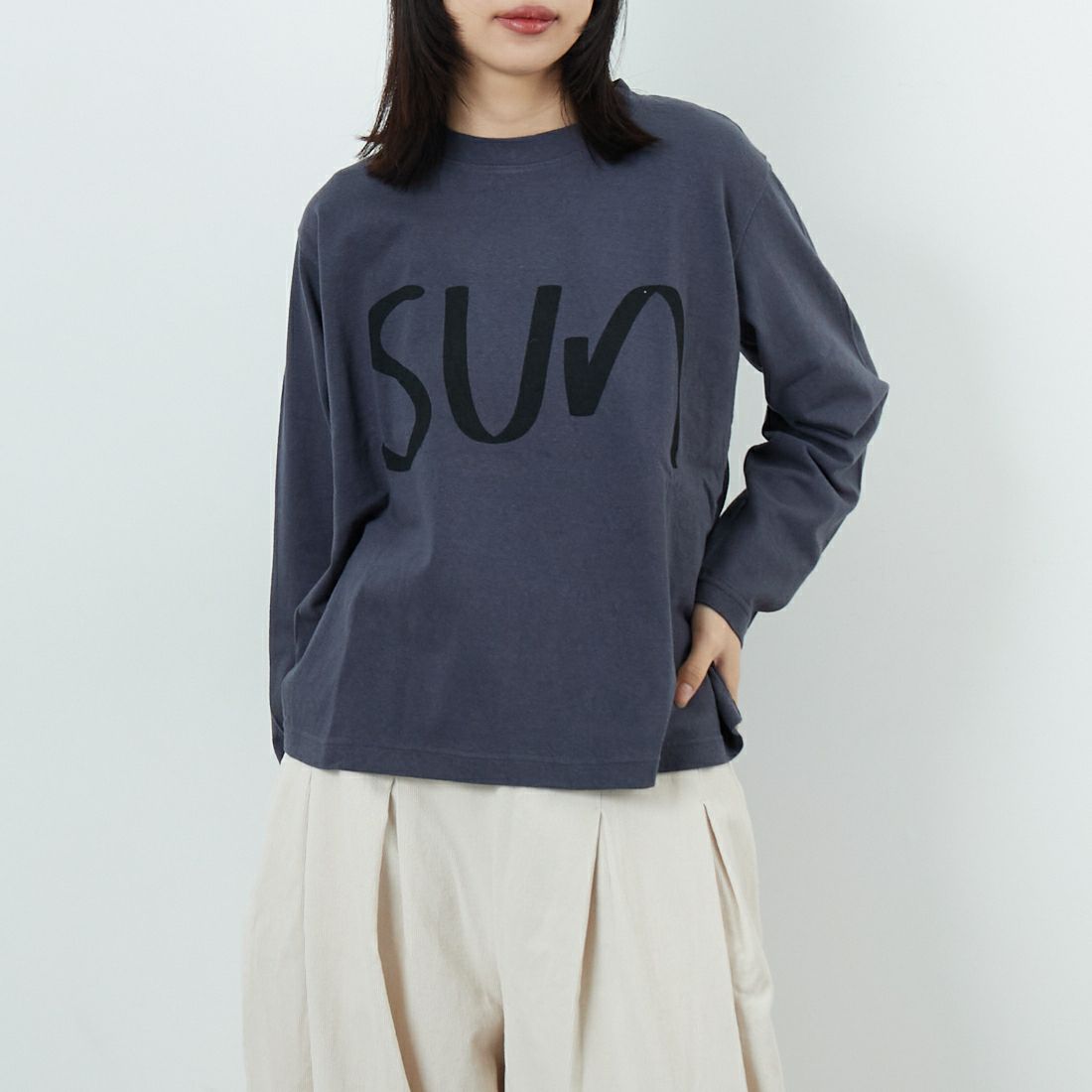 tumugu: [ツムグ] ラフィ天竺 長袖プリントTシャツ [TC25401] 88 CHARCOA  &&モデル身長：162cm 着用サイズ：F&&