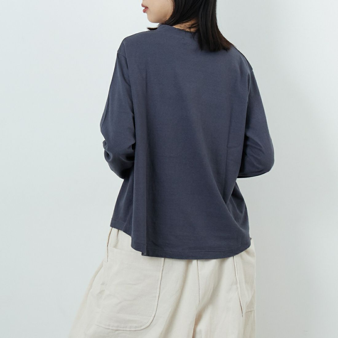 tumugu: [ツムグ] ラフィ天竺 長袖プリントTシャツ [TC25401] 88 CHARCOA  &&モデル身長：162cm 着用サイズ：F&&