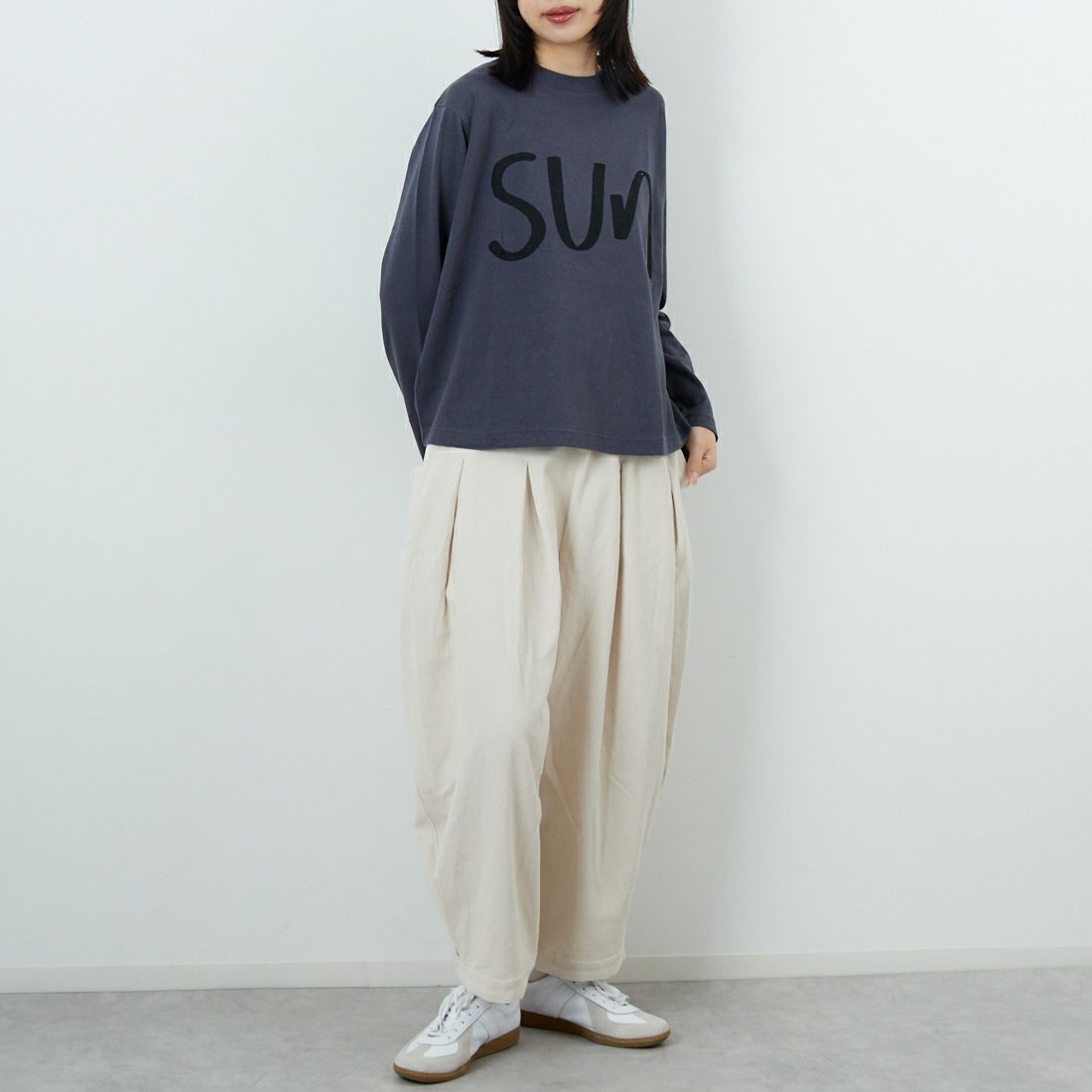 tumugu: [ツムグ] ラフィ天竺 長袖プリントTシャツ [TC25401] 88 CHARCOA  &&モデル身長：162cm 着用サイズ：F&&