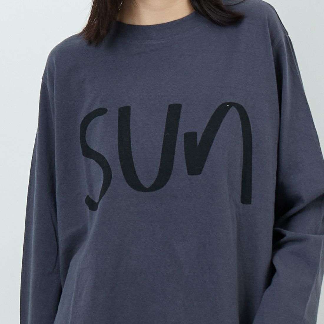 tumugu: [ツムグ] ラフィ天竺 長袖プリントTシャツ [TC25401] 88 CHARCOA  &&モデル身長：162cm 着用サイズ：F&&