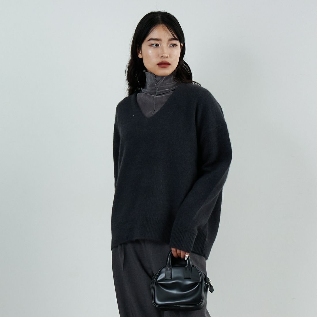 MICA&DEAL [マイカアンドディール] ラクーンVネックプルオーバー [0125408339] CHARCOAL &&モデル身長：162cm 着用サイズ：F&&