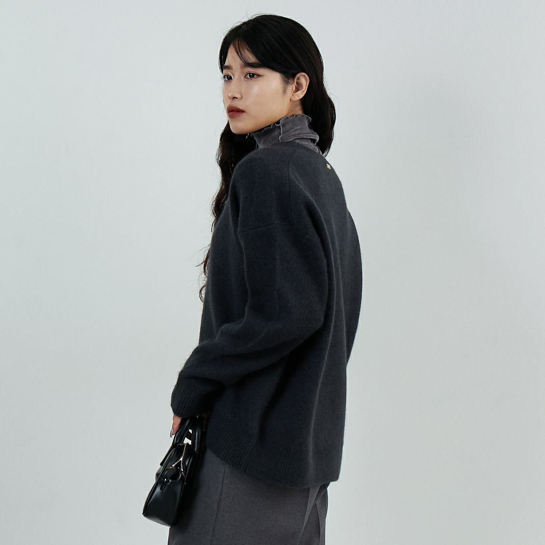 MICA&DEAL [マイカアンドディール] ラクーンVネックプルオーバー [0125408339] CHARCOAL &&モデル身長：162cm 着用サイズ：F&&