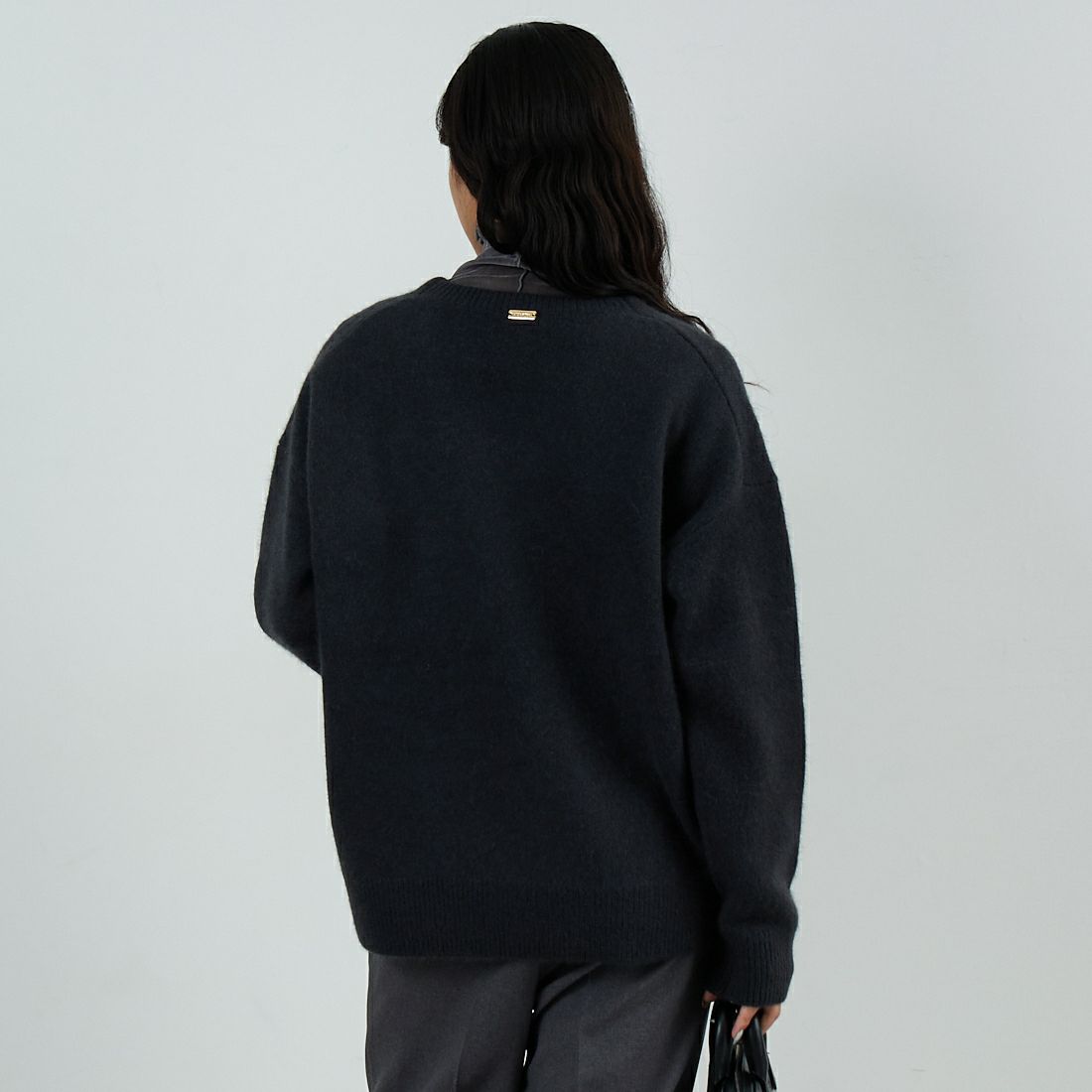 MICA&DEAL [マイカアンドディール] ラクーンVネックプルオーバー [0125408339] CHARCOAL &&モデル身長：162cm 着用サイズ：F&&