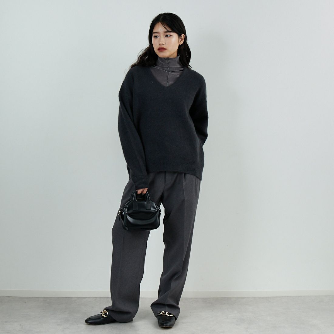 MICA&DEAL [マイカアンドディール] ラクーンVネックプルオーバー [0125408339] CHARCOAL &&モデル身長：162cm 着用サイズ：F&&