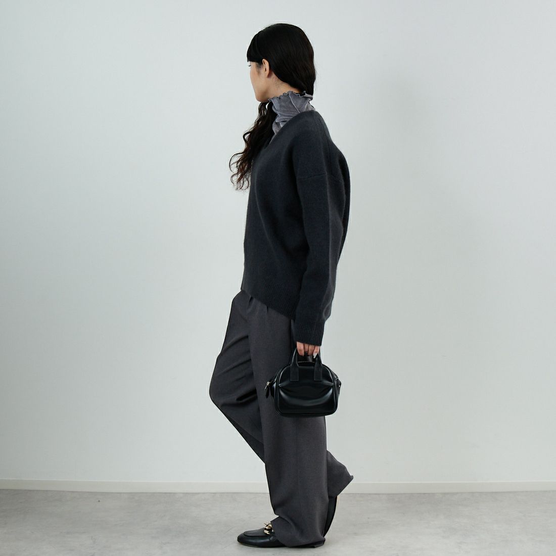 MICA&DEAL [マイカアンドディール] ラクーンVネックプルオーバー [0125408339] CHARCOAL &&モデル身長：162cm 着用サイズ：F&&