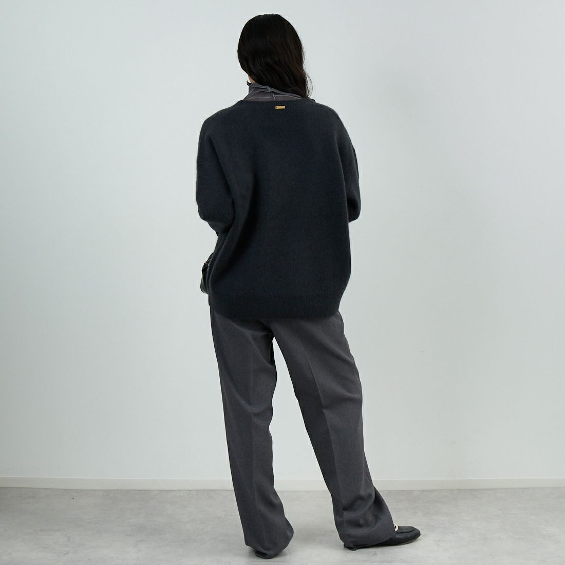 MICA&DEAL [マイカアンドディール] ラクーンVネックプルオーバー [0125408339] CHARCOAL &&モデル身長：162cm 着用サイズ：F&&