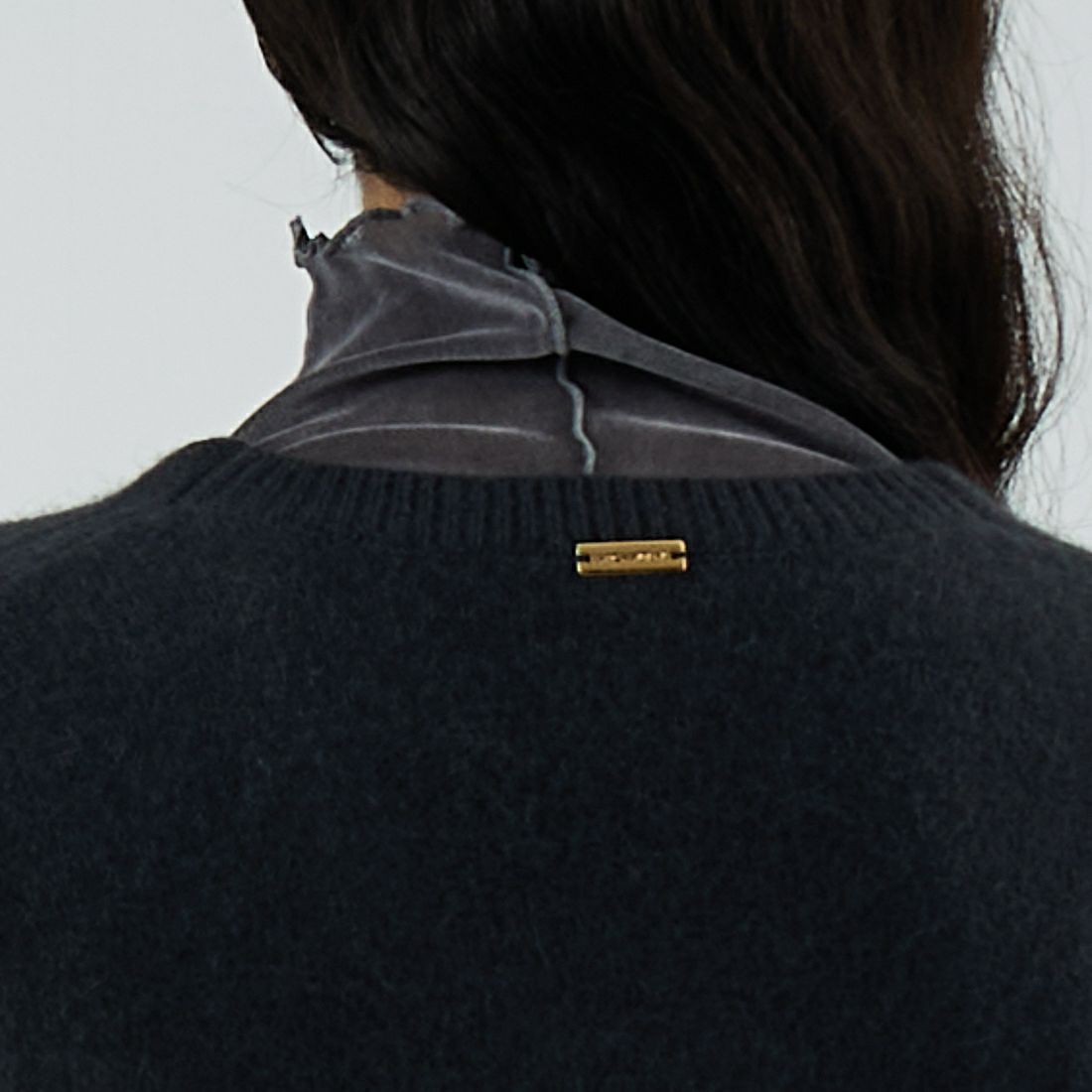 MICA&DEAL [マイカアンドディール] ラクーンVネックプルオーバー [0125408339] CHARCOAL &&モデル身長：162cm 着用サイズ：F&&