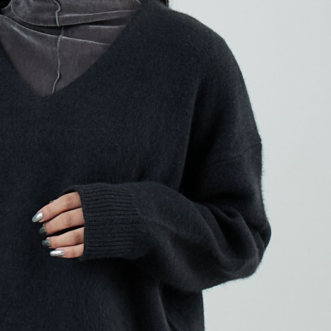 MICA&DEAL [マイカアンドディール] ラクーンVネックプルオーバー [0125408339] CHARCOAL &&モデル身長：162cm 着用サイズ：F&&