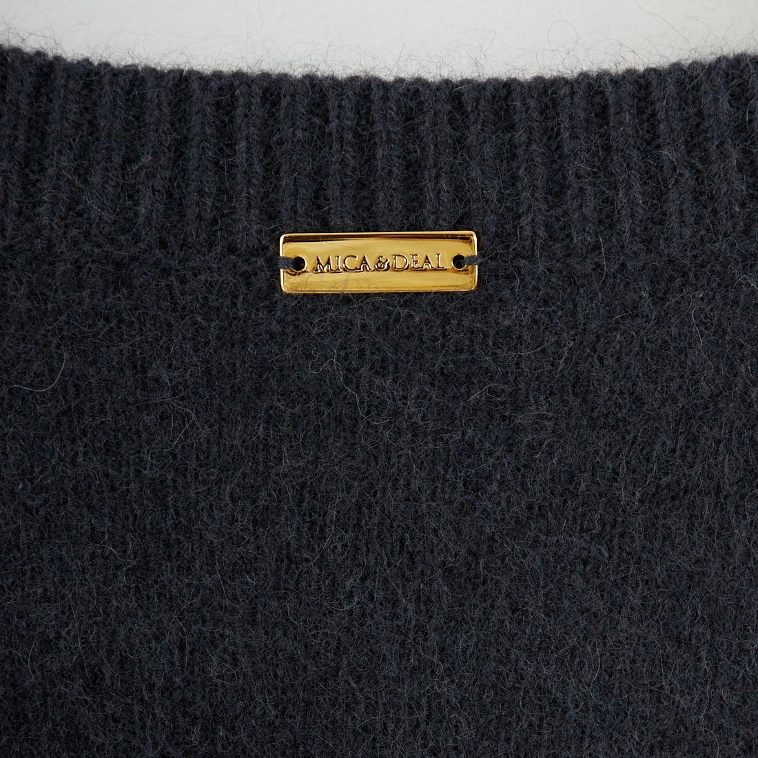 MICA&DEAL [マイカアンドディール] ラクーンVネックプルオーバー [0125408339] CHARCOAL