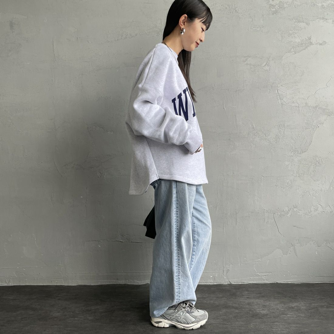 MICA&DEAL [マイカアンドディール] WILLIAMS 裏毛プルオーバー [0125409334] L/GRAY &&モデル身長：150cm 着用サイズ：F&&